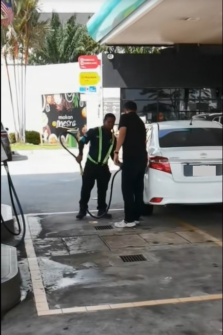 视频|油枪忘放回油汞 男子开车扯断输送管!