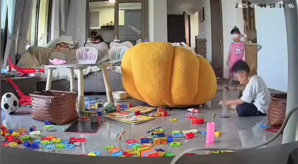 视频|男童扎带当项圈 玩骑马被勒紧险酿悲剧