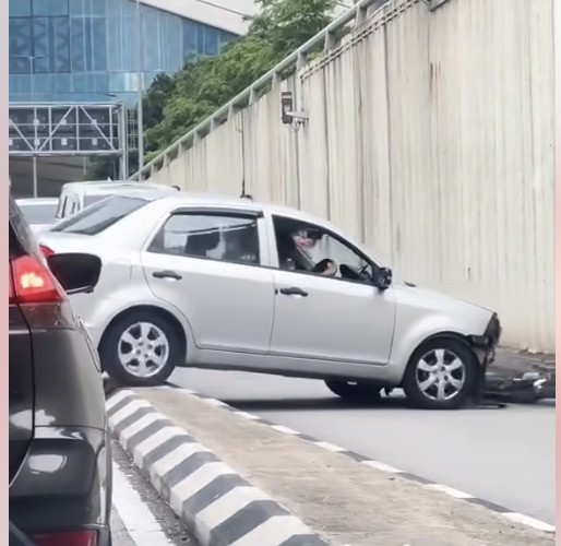 视频|疑走错路跨分界岛U转 女子卡路中玩“碰碰车”!