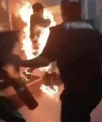 视频|疑错过火车与妻通话后崩溃 男子机场淋汽油自焚!