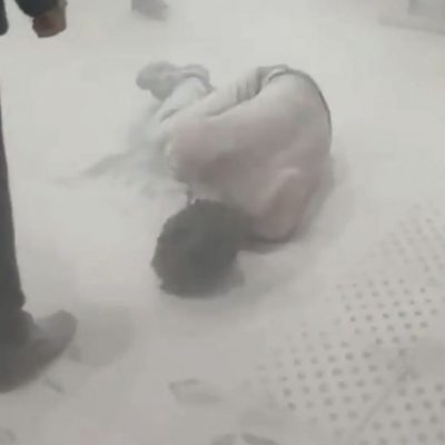 视频|疑错过火车与妻通话后崩溃 男子机场淋汽油自焚!