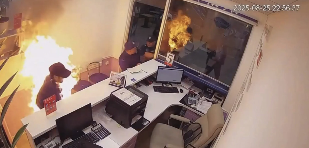 视频|疑错过火车与妻通话后崩溃 男子机场淋汽油自焚!