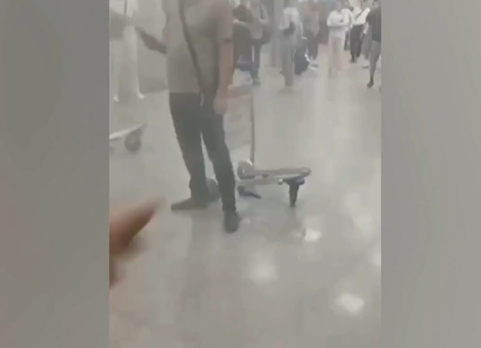 视频|疑错过火车与妻通话后崩溃 男子机场淋汽油自焚!