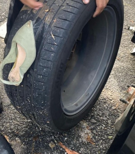 视频|碾中高跟鞋爆胎！ 女子崩溃网民关心鞋子品牌