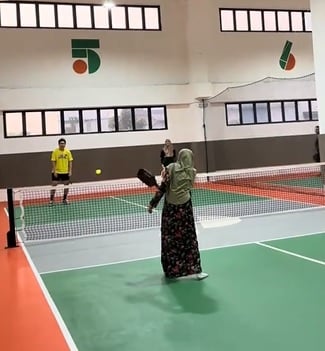 视频|穿马来套装打匹克球 84岁奶奶圈粉刷屏