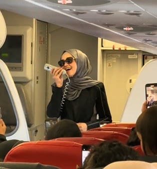 视频|经济舱“升格”商务舱 天后飞机上唱歌给乘客听