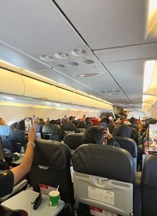 视频|经济舱“升格”商务舱 天后飞机上唱歌给乘客听