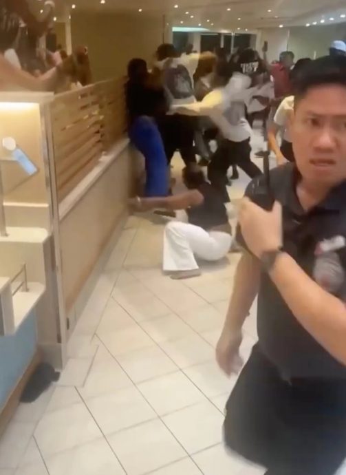 视频|美邮轮餐厅爆大殴斗 约20乘客抢炸鸡柳条