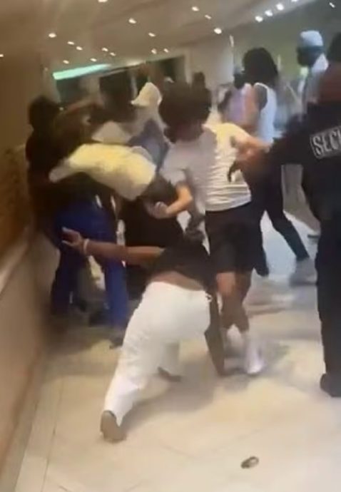 视频|美邮轮餐厅爆大殴斗 约20乘客抢炸鸡柳条