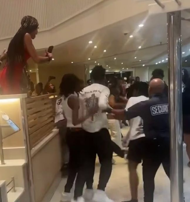 视频|美邮轮餐厅爆大殴斗 约20乘客抢炸鸡柳条