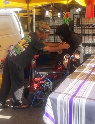 视频|自己有高血压糖尿病肾病 夜市小贩坚持带中风妻开档