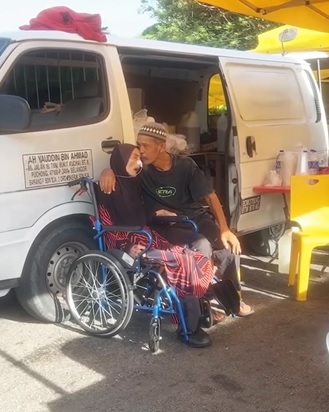 视频|自己有高血压糖尿病肾病 夜市小贩坚持带中风妻开档