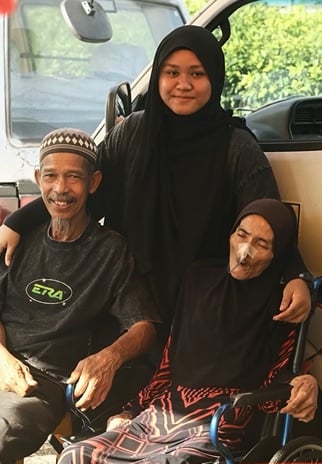 视频|自己有高血压糖尿病肾病 夜市小贩坚持带中风妻开档