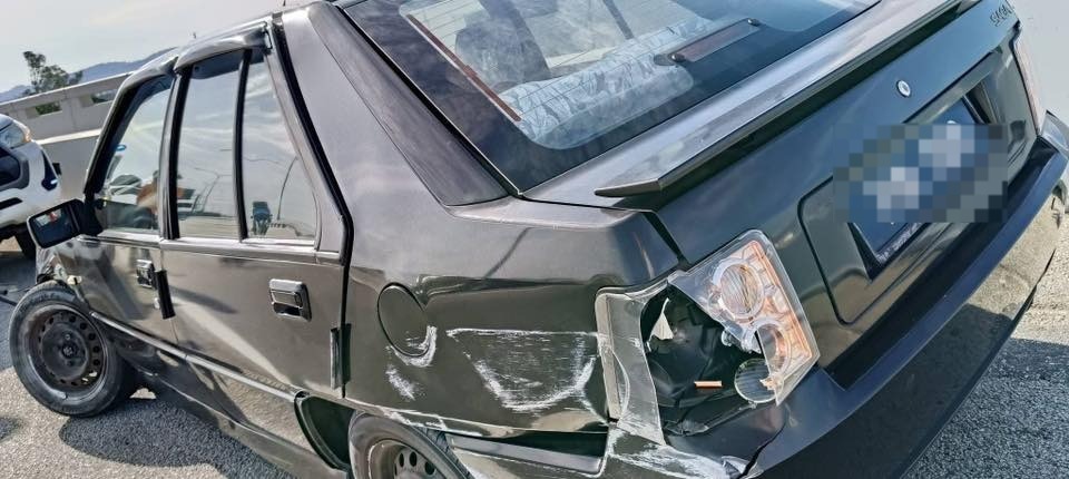 视频|行驶中遭换道罗里猛撞 轿车失控旋转撞分界墙