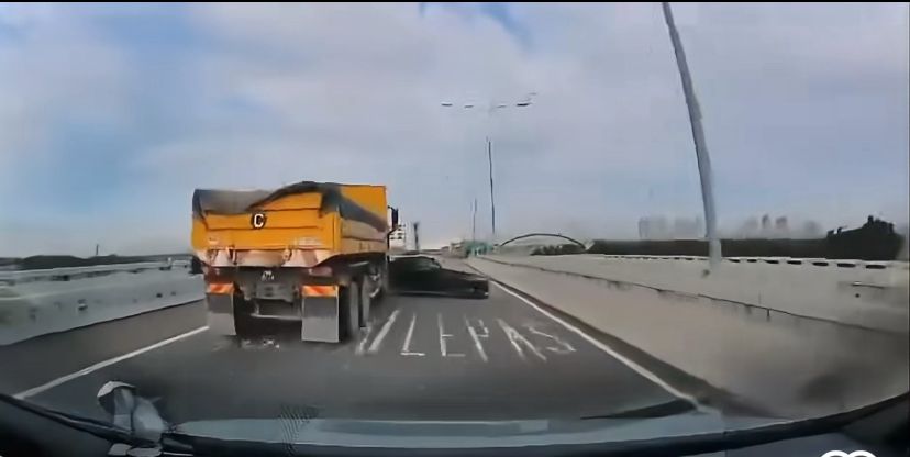 视频|行驶中遭换道罗里猛撞 轿车失控旋转撞分界墙