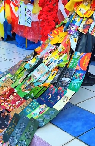 视频|赋予面包袋青包第二生命！ 学生制作创意国庆主题服装