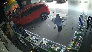 视频|车坏送修跟表姐借车 冲进商店撞破玻璃大门