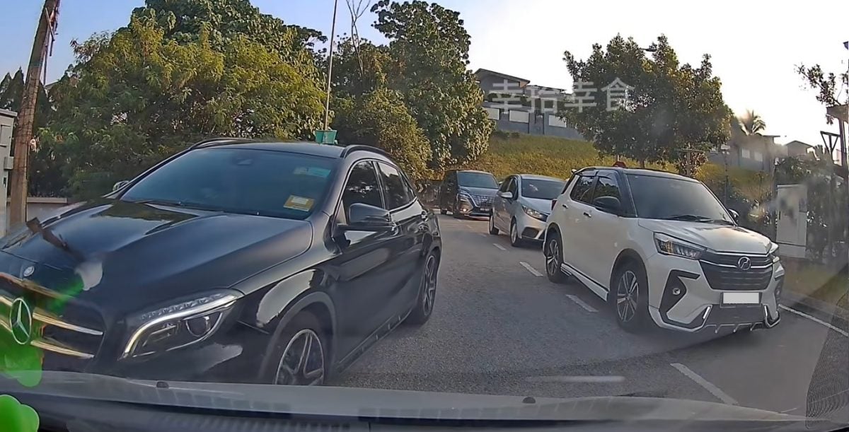 视频|轿车坚持不让道 鸣笛逼退多辆逆行车 网民叫好!