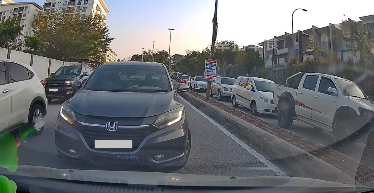 视频|轿车坚持不让道 鸣笛逼退多辆逆行车 网民叫好!