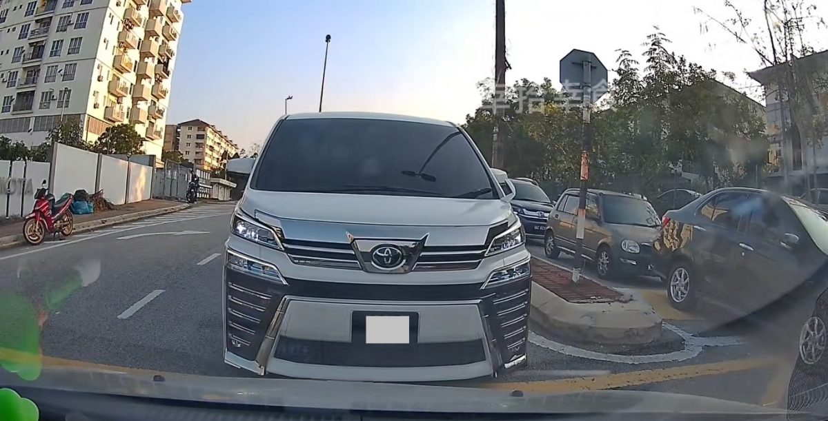 视频|轿车坚持不让道 鸣笛逼退多辆逆行车 网民叫好!