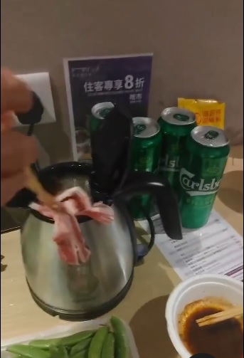 视频|酒店客房电水壶煮火锅？男子拍片炫耀被骂爆