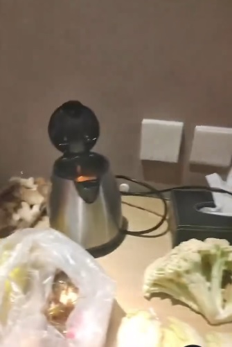 视频|酒店客房电水壶煮火锅？男子拍片炫耀被骂爆