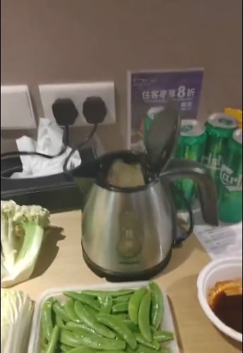 视频|酒店客房电水壶煮火锅？男子拍片炫耀被骂爆