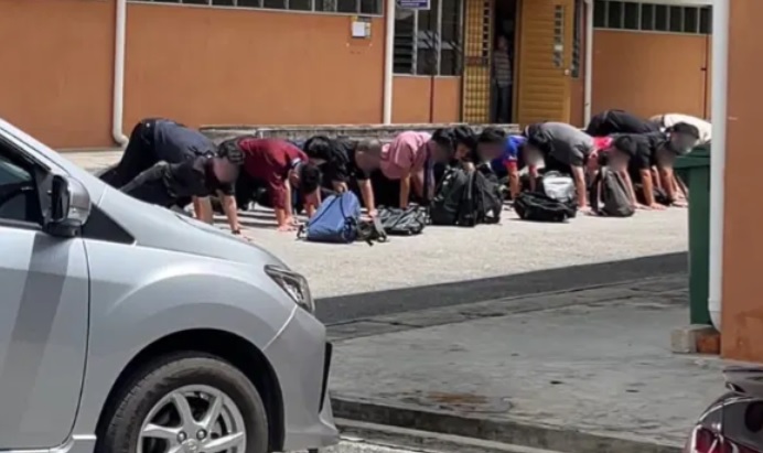 视频|锻炼手臂?增强心理素质? 大学生烈日下做伏地挺身掀议