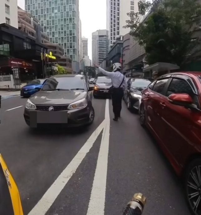 视频|高峰时段路口现插队车龙 交警霸气指挥司机速速逃