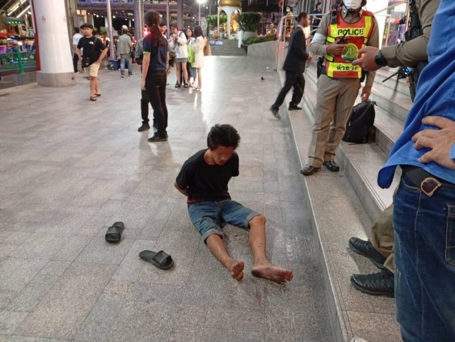 视频/失业男子泼洒稀释剂 大马情侣遭纵火烧伤