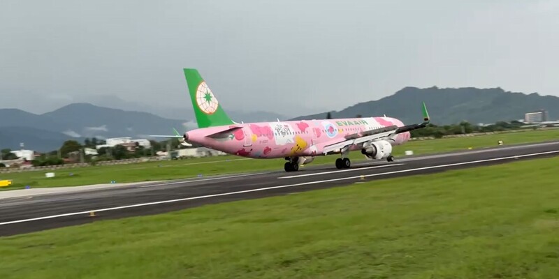 视频/Hello Kitty彩绘机首落地台东航空站　粉丝冒雨抢拍