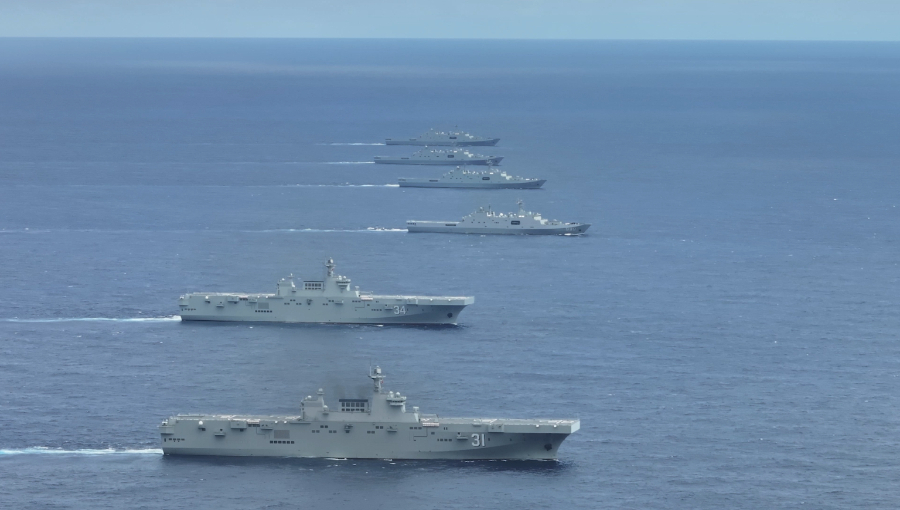 解放军第四艘075型两栖攻击舰　湖北舰正式服役