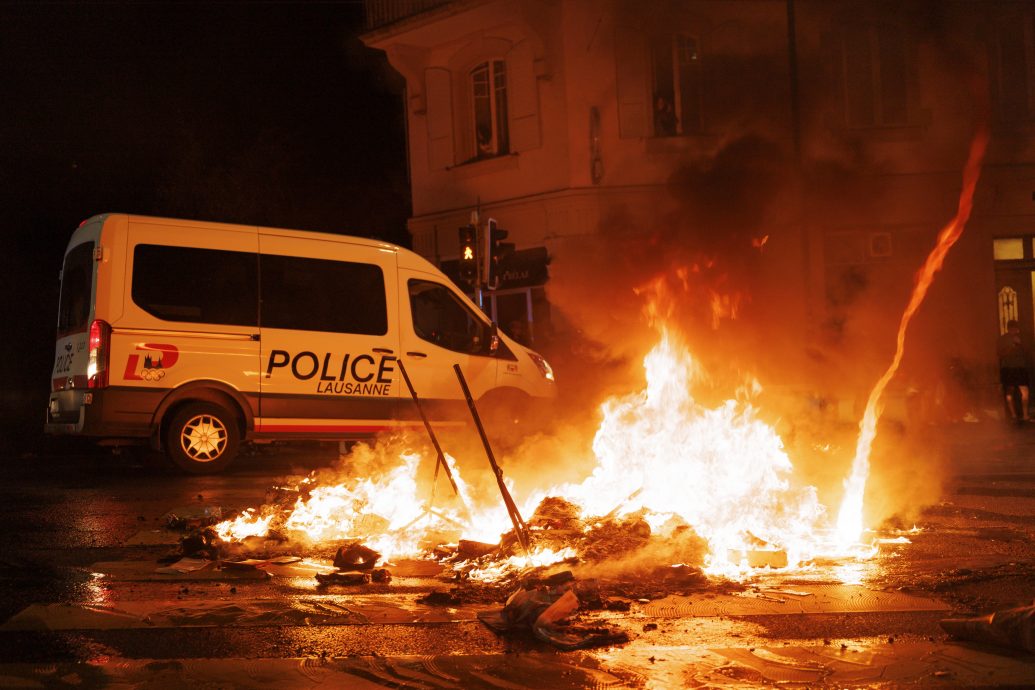 警方追捕致移民少年身亡 瑞士城市爆发骚乱陷入动荡