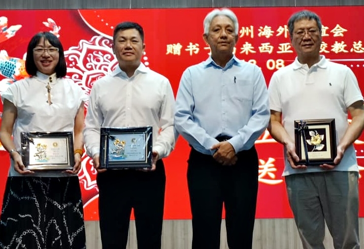 崇正小学辟设阅读空间 “花城书房”书香满室