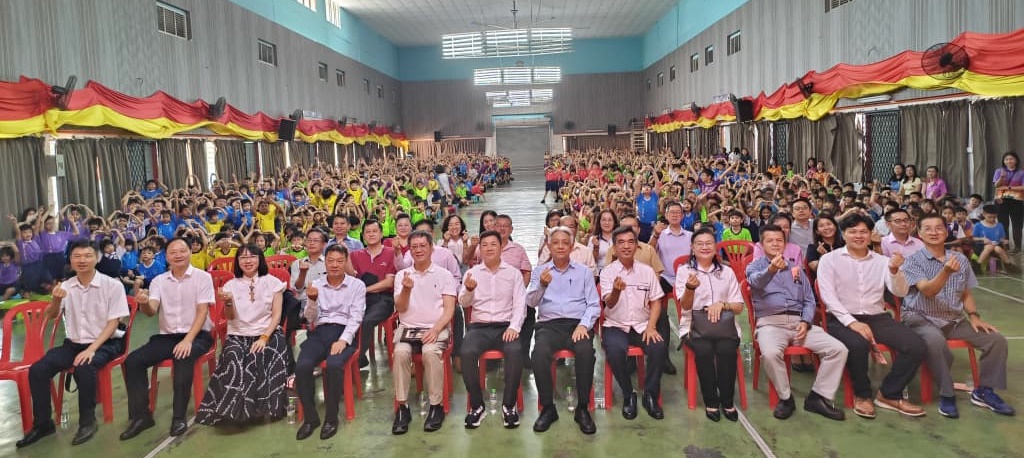 崇正小学辟设阅读空间 “花城书房”书香满室