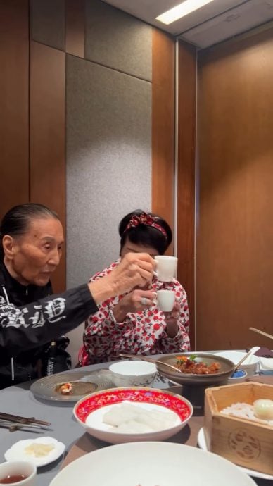 谢霆锋合体双亲吃生日餐 谢贤“坐镇”秒变乖乖仔