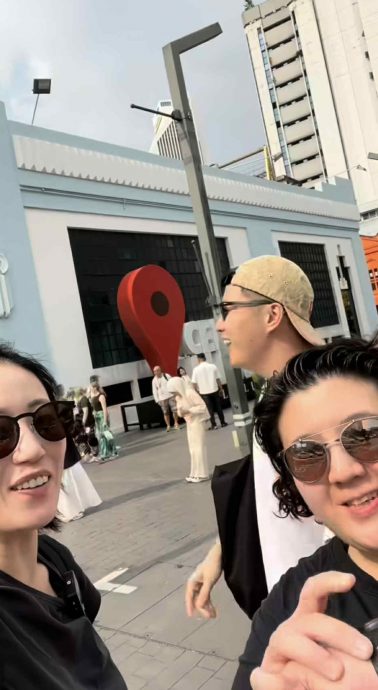 谷祖琳携女儿来马趴趴走 蹲大街玩猜猜猜