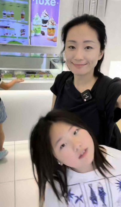 谷祖琳携女儿来马趴趴走 蹲大街玩猜猜猜