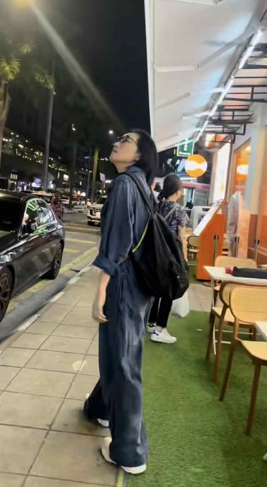 谷祖琳携女儿来马趴趴走 蹲大街玩猜猜猜