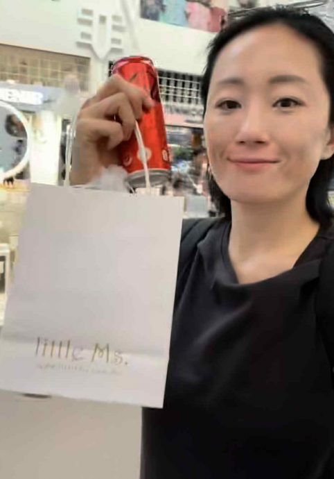 谷祖琳携女儿来马趴趴走 蹲大街玩猜猜猜