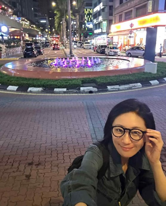 谷祖琳携女儿来马趴趴走 蹲大街玩猜猜猜