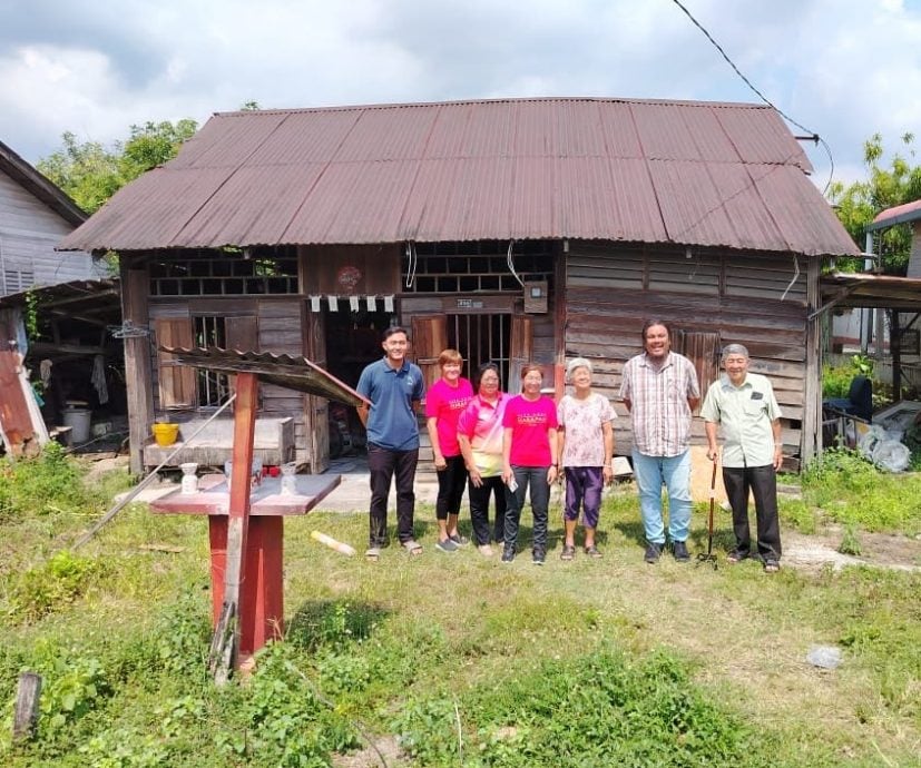 贫寒母子居危屋 罗思义团队助建新房