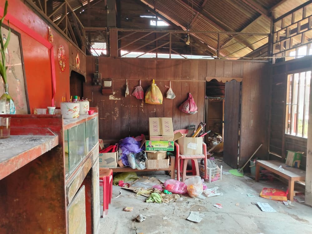 贫寒母子居危屋 罗思义团队助建新房