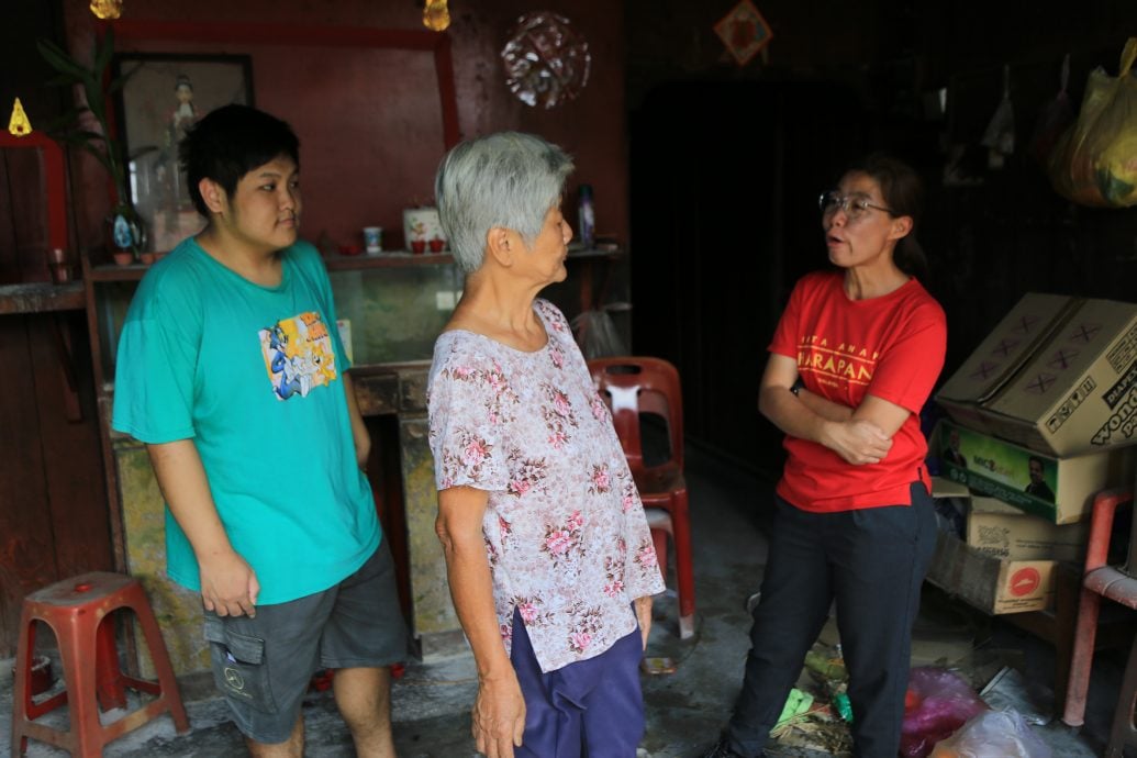 贫寒母子居危屋 罗思义团队助建新房