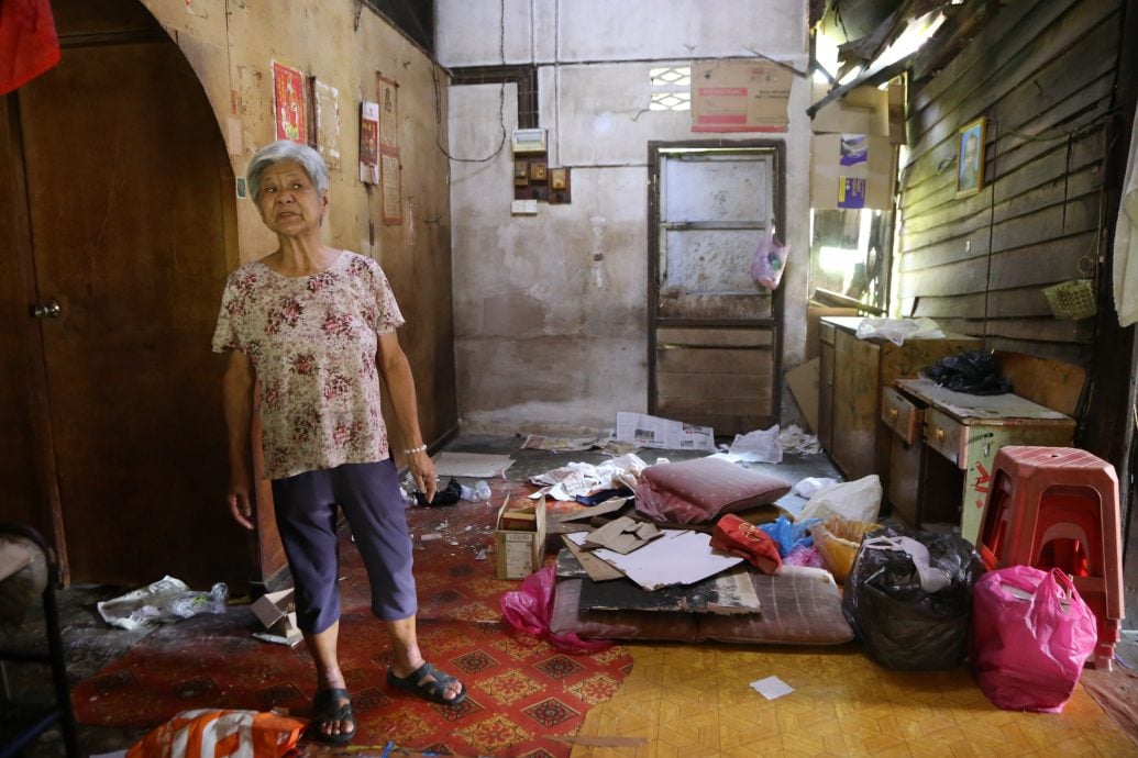 贫寒母子居危屋 罗思义团队助建新房