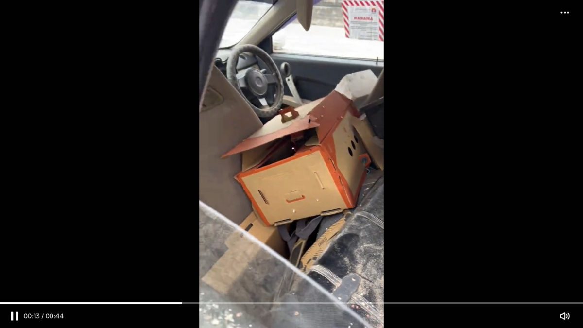 赛城一道路成“废车街”？ 杂物四处堆积或成安全隐患