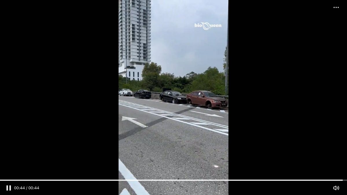 赛城一道路成“废车街”？ 杂物四处堆积或成安全隐患