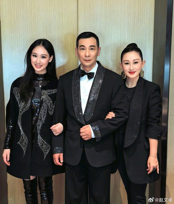 赵文卓携爱女走秀！高颜值外表撞脸黄圣依