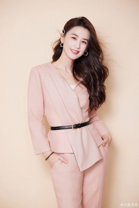 赵文卓携爱女走秀！高颜值外表撞脸黄圣依