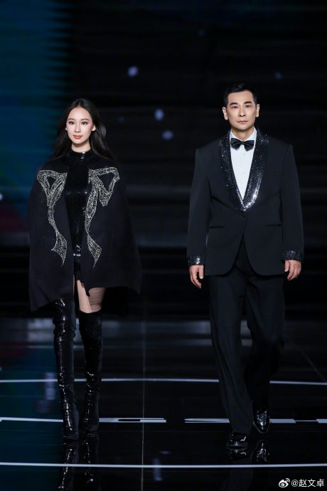 赵文卓携爱女走秀！高颜值外表撞脸黄圣依